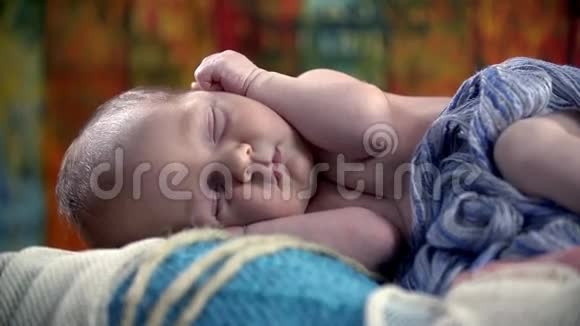 婴儿躺在臀部双手放在耳朵上视频的预览图