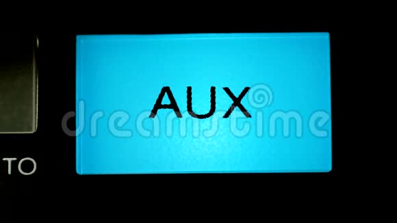 收音机接收器黑色背景上的Aux按钮蓝色视频的预览图