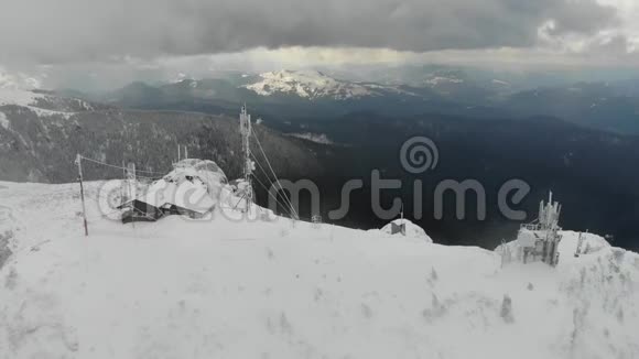 在山上的CeahlauToaca气象站的鸟瞰图罗马尼亚视频的预览图