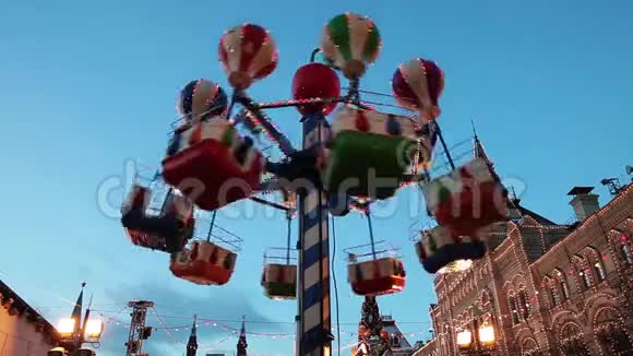 莫斯科红场的圣诞市场圣诞集市上的旋转木马视频的预览图
