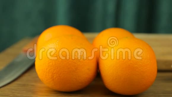 新鲜的柑橘类水果健康饮食和饮食的视频片段概念橘子榨汁机刀碗和切割板视频的预览图