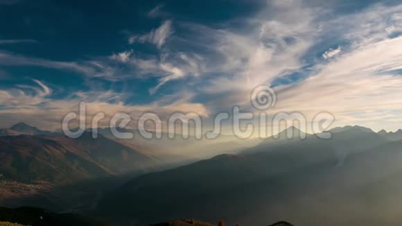 移动云在山脊和阿尔卑斯山苏萨谷都灵省意大利日落时分视频的预览图
