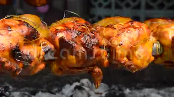 烤鸡用铁刺在炉子上滚动视频的预览图