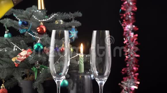 带香槟的玻璃杯和节日蜡烛视频的预览图
