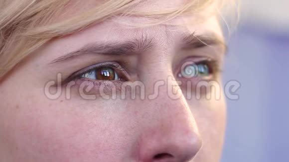 一个长着超染色眼睛的金发女郎视频的预览图