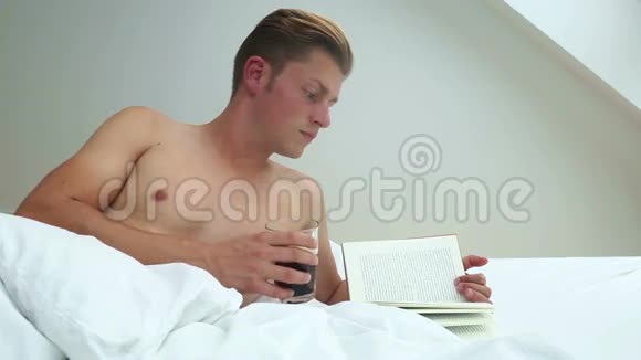 帅哥躺在床上看书喝咖啡视频的预览图