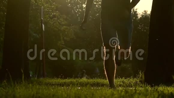 夏季日落公园和跑步者在镜头前奔跑的超级慢动作视频视频的预览图