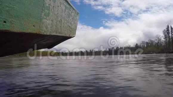 传统的船冲过水面视频的预览图