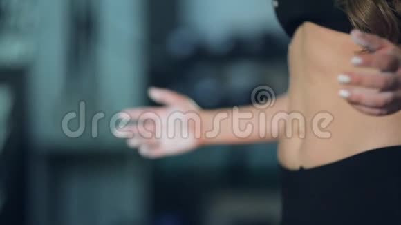 女人在健身房用粉笔粉擦手近距离手持慢速动作视频的预览图