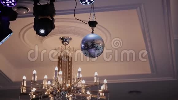 带光反射和相机运动的镜面球视频的预览图