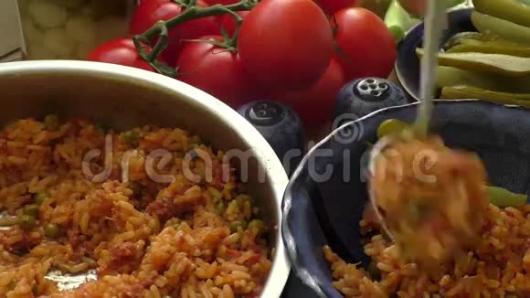 肉和米饭和蔬菜视频的预览图