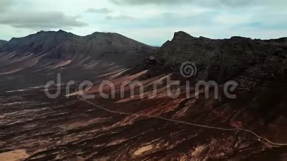 西班牙Fuerteventura岛沙漠山路航空公司视频的预览图