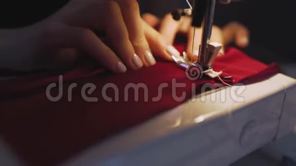 在缝纫机上工作的女性手的特写镜头年轻女性的观念在无法辨认的人的背景下视频的预览图