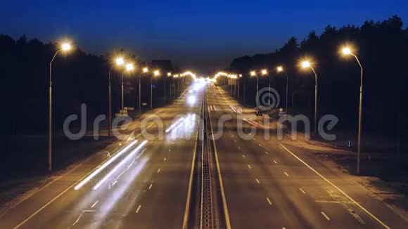 繁忙公路基础设施上的汽车夜间交通视频的预览图