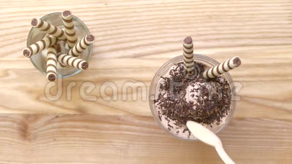 冰淇淋碗里装着圆片卷木制勺子获得冰淇淋上景视频的预览图