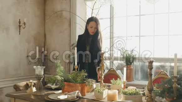 有植物的工作室里英俊的女人视频的预览图