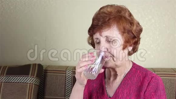 一位老妇人从玻璃杯里喝水视频的预览图