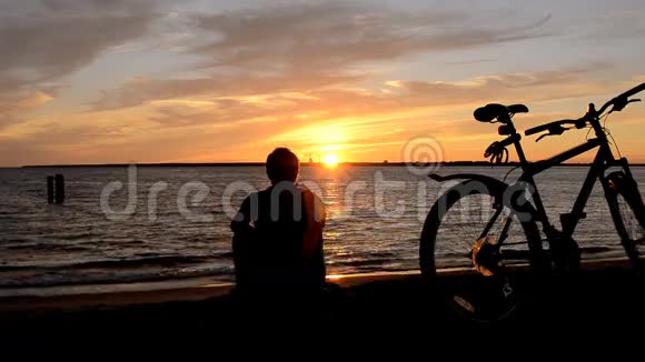 日落时的人和自行车视频的预览图