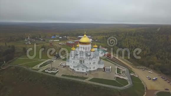 俄罗斯村庄教堂的鸟瞰图剪辑空中射击在一个圆顶教堂背景村附近飞行视频的预览图