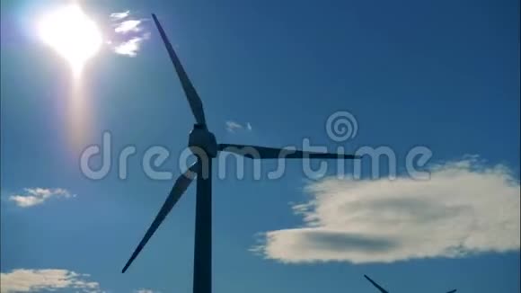 一台风力发电机关闭绿色能源概念视频的预览图