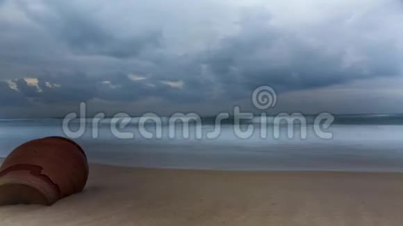 在多云的暴风雨天气下清晨在汹涌的海面上的视频时间流逝视频的预览图