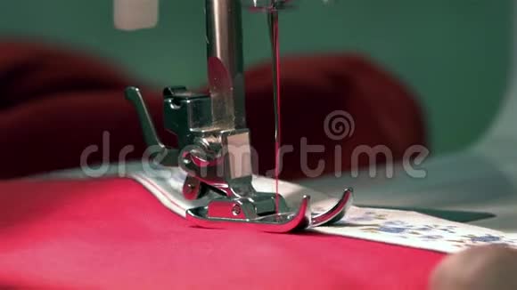 缝纫机针将弹性胶带粘在织物上使接缝红线视频的预览图