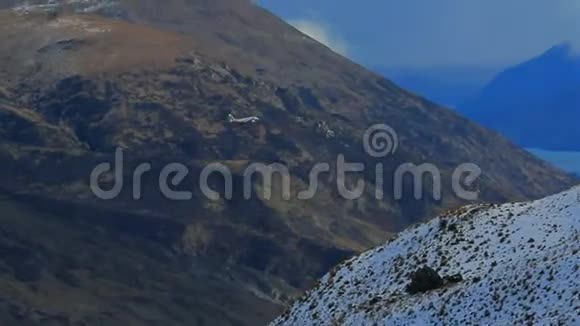 经过山脉的飞机降落到新西兰皇后镇机场视频的预览图