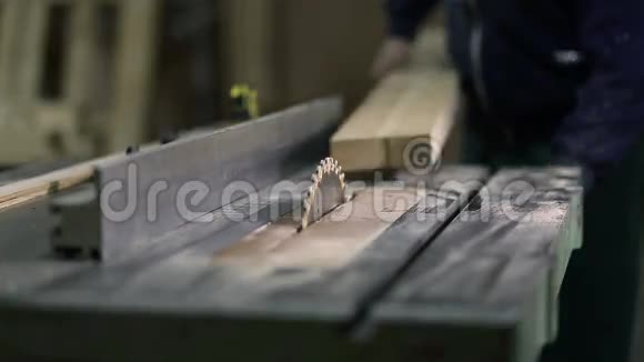 木工在电动锯切割板上工作视频的预览图