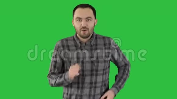 在绿色屏幕上随意奔跑的男人Chroma键视频的预览图