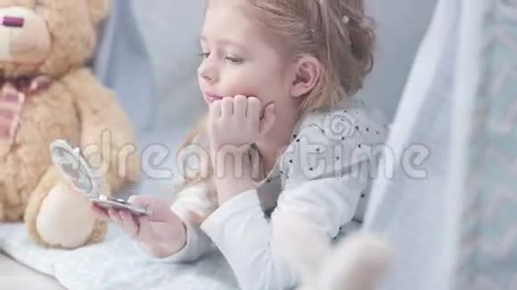 小可爱的女孩把手放在脸颊上看着米尔罗视频的预览图