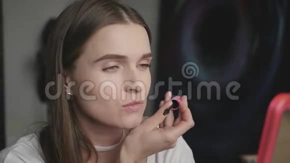 女孩年轻漂亮做了个化妆把睫毛睫毛膏的嘴张开努力得很慢动作视频的预览图