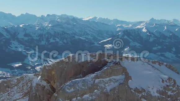 山顶瑞士阿尔卑斯山瑞士鸟瞰图视频的预览图