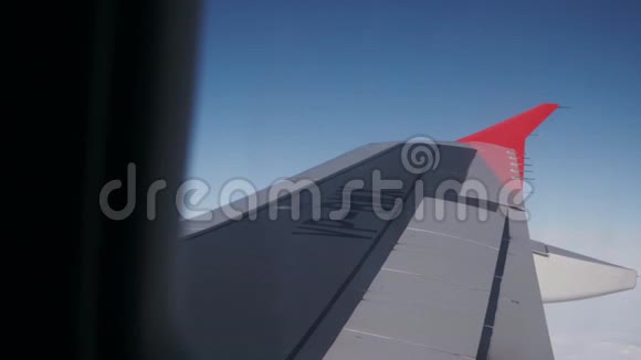 从窗外看飞机从飞机的窗外看飞机的机翼蓝天和云彩视频的预览图