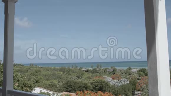 从度假村可看到天然森林和海滩边的景色视频的预览图