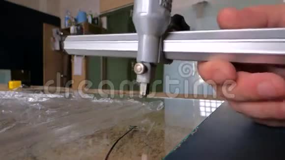 工人割玻璃视频的预览图