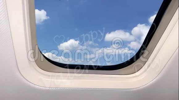在一架飞翔的飞机云的舷窗后蓝天上有一块铭文写着快乐的情人节和视频的预览图