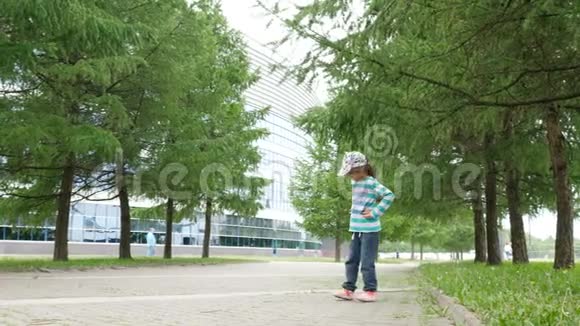 一个孩子在公园里玩蒲公英视频的预览图