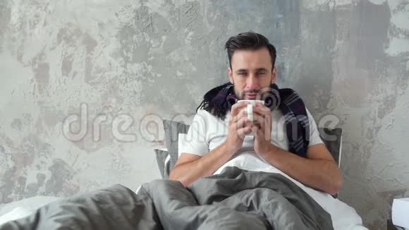 一个在喝茶的时候看摄像机的人视频的预览图