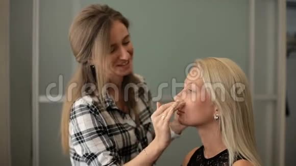 一个女人在皮肤上涂金发粉视频的预览图