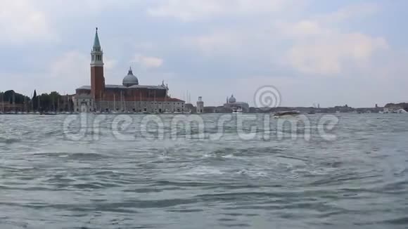 意大利威尼斯运河和船只在夏天视频的预览图