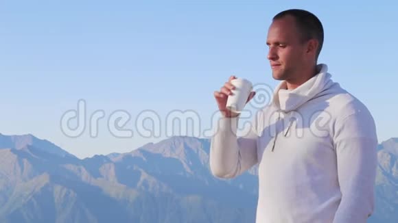 一个人在山上喝咖啡视频的预览图