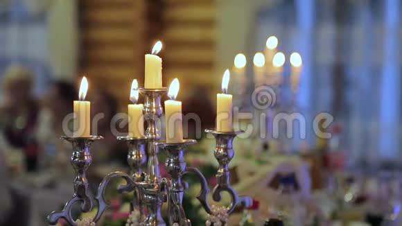 宴会桌上烛台上的蜡烛五支蜡烛视频的预览图