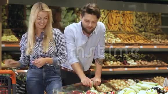 情侣们在超市选择甜椒视频的预览图