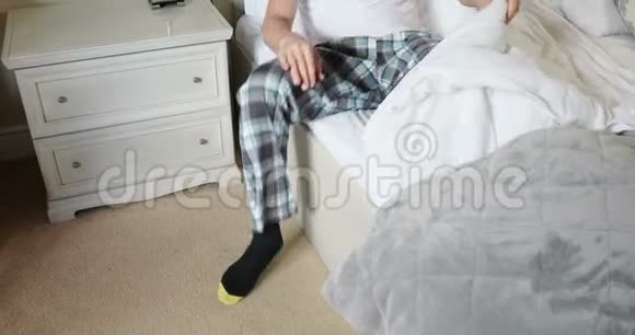 在卧室4k醒来后男人坐在床上视频的预览图