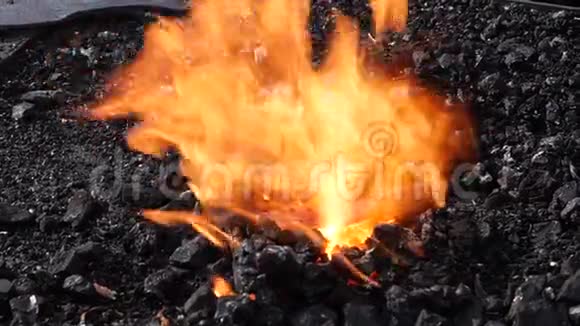 铁匠用黑色锻造火焰的缓慢运动视频的预览图