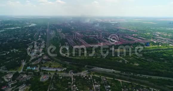 工业城市的空中全景污染和烟雾视频的预览图