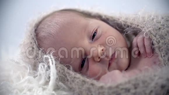 宝宝的脸都被温暖的遮盖了视频的预览图