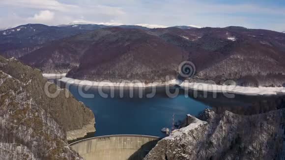 4K航拍片与Vidraru大坝湖视频的预览图