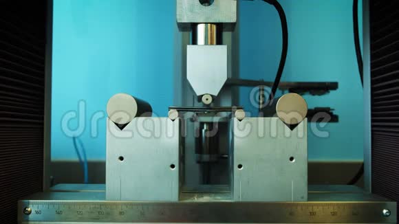 一种金属机械压力机测试来自碳纳米管的新材料视频的预览图
