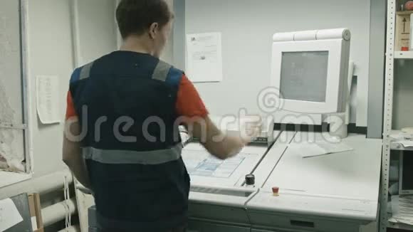 抛光行业工人检查颜色和使用触摸屏显示器打印过程后视视频的预览图